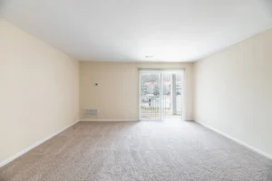 Oaks of Woodlawn apartments full living room
