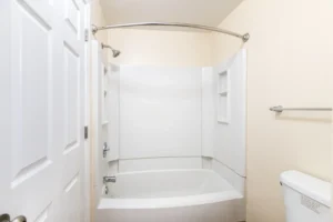 Oaks of Woodlawn apartments shower and tub