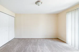 Oaks of Woodlawn carpeted room