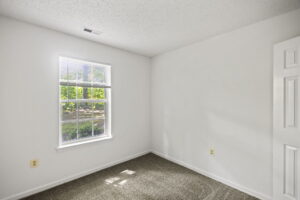 Mallard Cove Apartments - carpeted living space