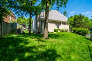Tysons Landing Apartments lawn